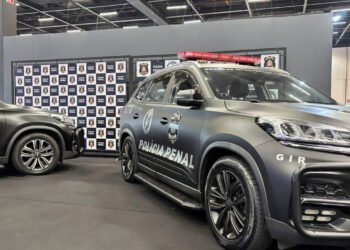 Viaturas da Polícia Penal do Estado de São Paulo expostas no COP Internacional 2025, no São Paulo Expo, com destaque para o Grupo de Intervenção Rápida (GIR).