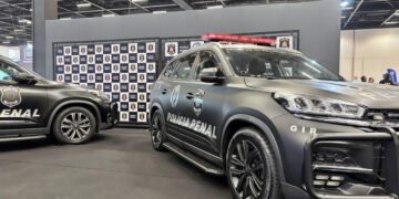 Viaturas da Polícia Penal do Estado de São Paulo expostas no COP Internacional 2025, no São Paulo Expo, com destaque para o Grupo de Intervenção Rápida (GIR).