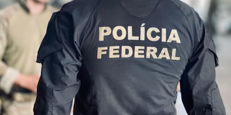 Agentes da Polícia Federal e do CyberGAECO em ação durante a Operação Magna Fraus, em operação contra fraudes financeiras e lavagem de dinheiro.
