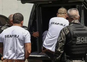 Sete chefes do Comando Vermelho são transferidos para presídios federais.