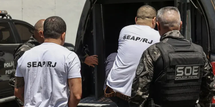 Sete chefes do Comando Vermelho são transferidos para presídios federais.
