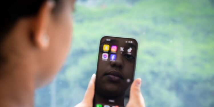 Violência digital cresce no mundo e ONU alerta para avanço de abusos contra mulheres