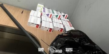 Policiais militares do 12º BPM apreendem por furto de medicamentos avaliados em R$ 80 mil após perseguição na zona sul de São Paulo.