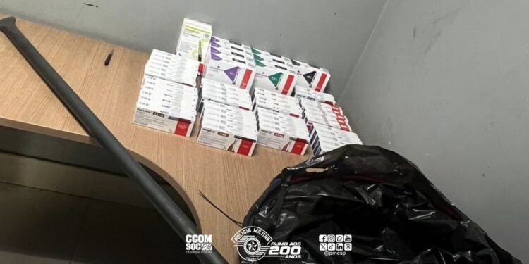 Policiais militares do 12º BPM apreendem por furto de medicamentos avaliados em R$ 80 mil após perseguição na zona sul de São Paulo.