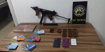 Polícia Militar encontra submetralhadora em casa bomba na Vila Heliópolis e prende jovem de 18 anos