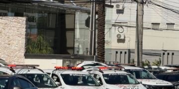 Viaturas da Polícia Militar (PM) estacionadas na Central de Flagrantes de Votuporanga após apreensão de quase 50 quilos de drogas durante ação policial.