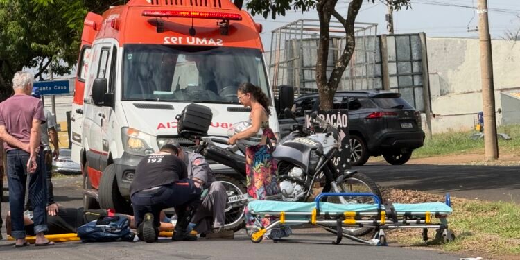 Acidente deixa motociclista ferido após desviar de triciclo em Votuporanga