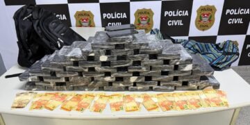 Blocos de 50 kg de cocaína apreendidos pela Polícia Civil dispostos sobre uma mesa em delegacia após prisão de um casal em Ferraz de Vasconcelos, na Grande São Paulo.