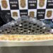 Blocos de 50 kg de cocaína apreendidos pela Polícia Civil dispostos sobre uma mesa em delegacia após prisão de um casal em Ferraz de Vasconcelos, na Grande São Paulo.