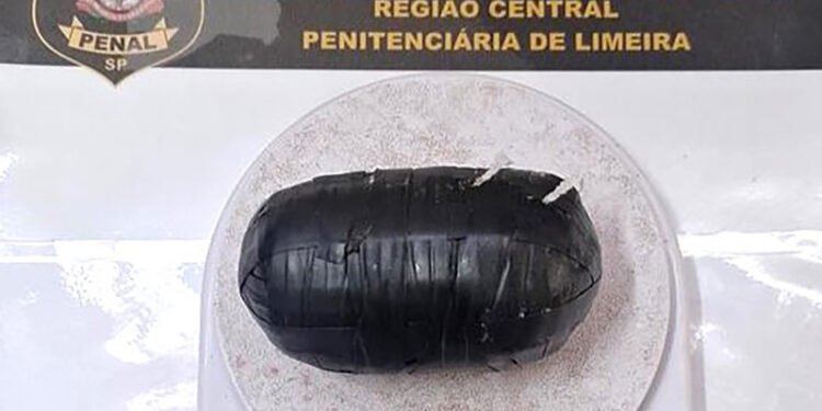 Polícia Penal flagra mulher tentando entrar com maconha na Penitenciária de Limeira.