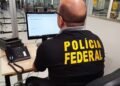 Polícia Federal realiza prisões e apreensão de passaporte falso durante fiscalização no Aeroporto Internacional de Guarulhos.