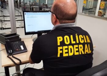 Polícia Federal realiza prisões e apreensão de passaporte falso durante fiscalização no Aeroporto Internacional de Guarulhos.