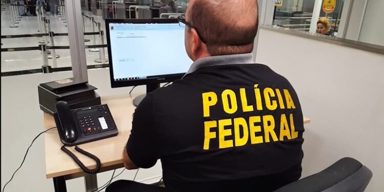 Polícia Federal realiza prisões e apreensão de passaporte falso durante fiscalização no Aeroporto Internacional de Guarulhos.