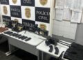 Polícia Civil apreende fuzis e mais de 1,1 mil munições em depósito de facção no Guarujá
