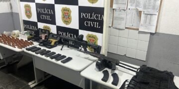 Polícia Civil apreende fuzis e mais de 1,1 mil munições em depósito de facção no Guarujá
