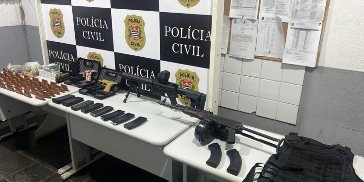 Polícia Civil apreende fuzis e mais de 1,1 mil munições em depósito de facção no Guarujá