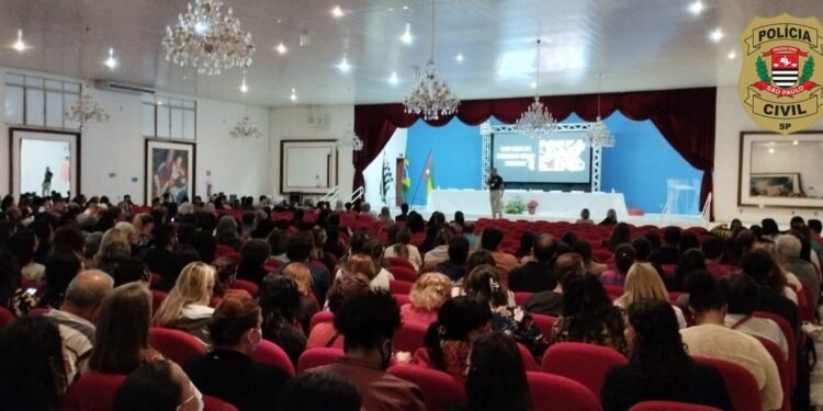 Polícia Civil realiza palestra sobre prevenção às drogas para mais de 500 educadores em Dracena