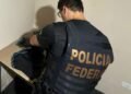 Policiais federais cumprem mandado de busca e apreensão durante a Operação Quimera, que investiga a fabricação e envio de cédulas falsas em São Lourenço da Serra.