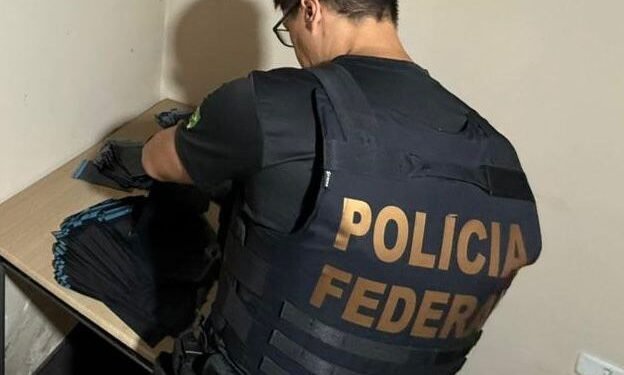 Policiais federais cumprem mandado de busca e apreensão durante a Operação Quimera, que investiga a fabricação e envio de cédulas falsas em São Lourenço da Serra.