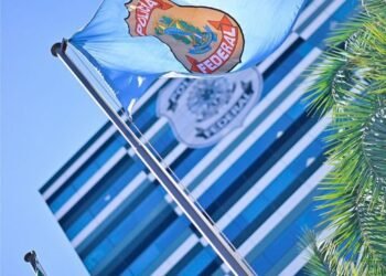 Policiais federais atuam em operações no Aeroporto Internacional de Guarulhos, com prisões de foragidos e apreensão de passaportes falsos.