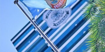 Policiais federais atuam em operações no Aeroporto Internacional de Guarulhos, com prisões de foragidos e apreensão de passaportes falsos.