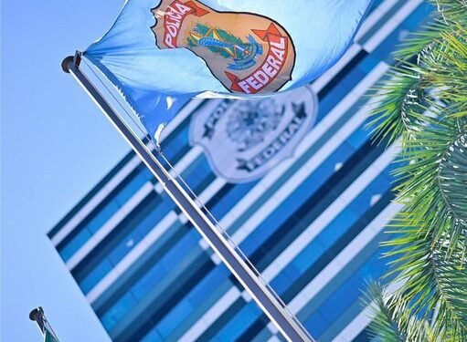 Policiais federais atuam em operações no Aeroporto Internacional de Guarulhos, com prisões de foragidos e apreensão de passaportes falsos.