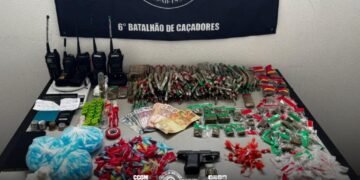 Policiais militares do 6º Batalhão do Interior apreendem drogas e arma em Casa Bomba em operação no Morro do Jabaquara, em Santos, após confronto com criminosos.