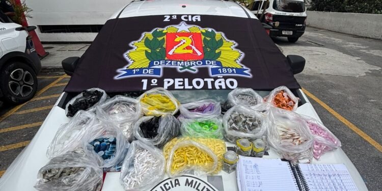 Policiais militares do 2º BPM localizam casa bomba na zona leste de São Paulo, onde foram apreendidos maconha, cocaína e lança-perfume.