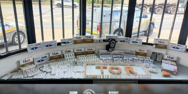 Policiais do TOR apreendem medicamentos controlados e perfumes importados em ônibus interestadual durante fiscalização na Rodovia Castello Branco, em Itu.