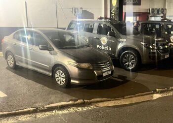 Imagem mostra um veículo Honda City de cor prata apreendido pelo BAEP em frente ao Plantão Policial de Sumaré, ao lado de viaturas da Polícia Militar, durante ocorrência de receptação de veículo roubado.