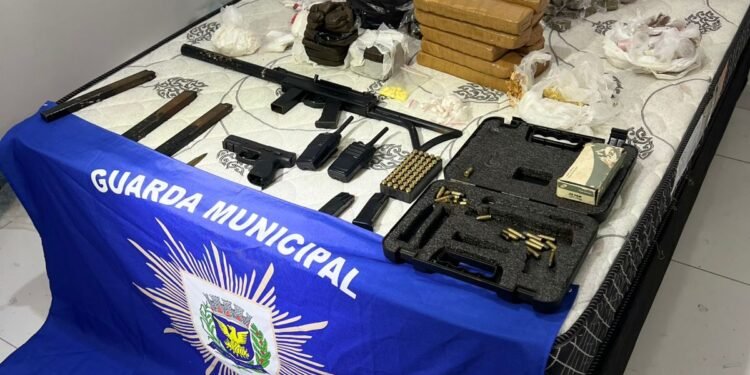 Apreensão da GCM Campinas revela arsenal e grande estoque de drogas em pensão no Vila Padre Manoel de Nóbrega