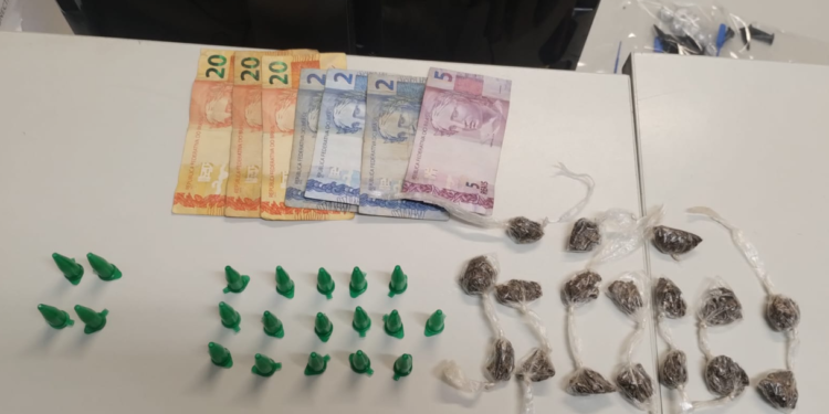 Traficantes foram encontrados com quase 50 porções de drogas