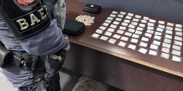 BAEP prende dois por tráfico de drogas em Hortolândia com moto furtada