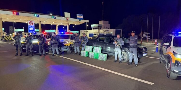 PMR apreende 265 quilos de pasta base de cocaína em caminhonete na Raposo Tavares em Palmital