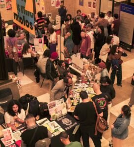 Biblioteca Mário de Andrade com visitantes durante a 12ª edição da Feira Miolo. Crédito: Redes sociais