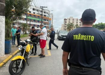 Blitz orienta motociclistas sobre segurança no trânsito