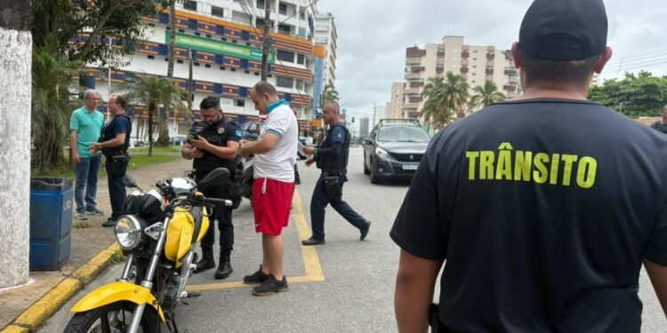 Blitz orienta motociclistas sobre segurança no trânsito