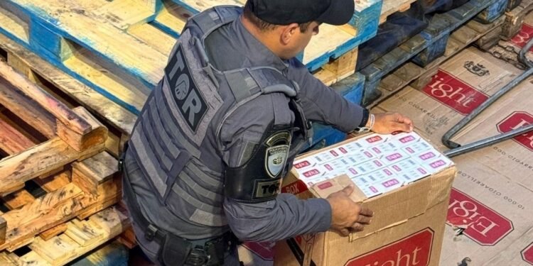 Carga de cigarros contrabandeada é apreendida em Pirapozinho