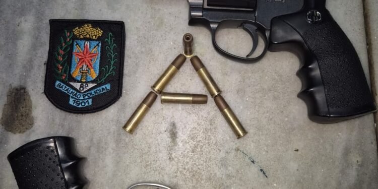 Polícia Militar apreende armas de fogo em carro no Bosque das Palmeiras