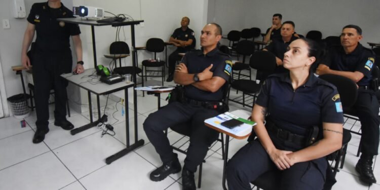 Curso de prevenção à violência nas escolas é ministrado à GCM de Guarujá