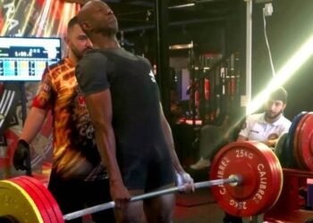 GCMs Anderson Alves de Carvalho e José Carlos Ribeiro, de Sorocaba, conseguiram medalhas de ouro com o Powerlifting. Crédito: Prefeitura de Sorocaba