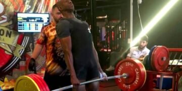 GCMs Anderson Alves de Carvalho e José Carlos Ribeiro, de Sorocaba, conseguiram medalhas de ouro com o Powerlifting. Crédito: Prefeitura de Sorocaba