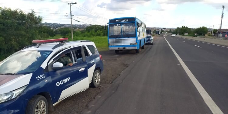 GCM de Piracicaba localiza ônibus furtado em Monte Mor durante patrulhamento