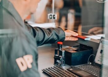Fiscalização no Aeroporto Internacional de Guarulhos termina com 2 foragidos da Justiça presos