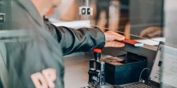 Fiscalização no Aeroporto Internacional de Guarulhos termina com 2 foragidos da Justiça presos