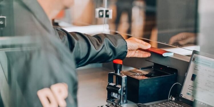 Fiscalização no Aeroporto Internacional de Guarulhos termina com 2 foragidos da Justiça presos