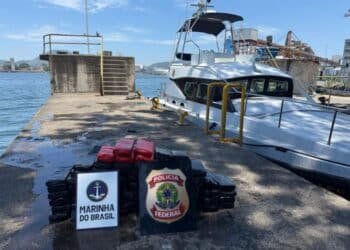 Polícia Federal apreende 100 kg de cocaína escondidos na parte submersa de navio no Porto de Santos
