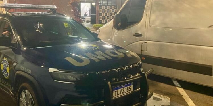 GCM apreende van roubada lotada de drogas