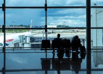 Justiça mantém indenização a mulher com deficiência impedida de usar cadeira de rodas em aeroporto