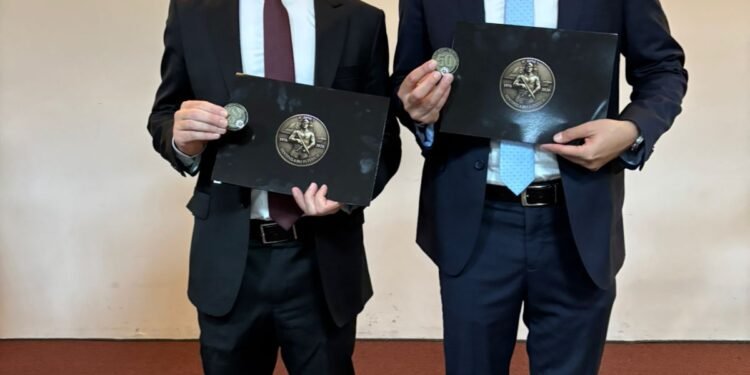 11º Batalhão de Polícia Militar homenageia promotores com Challenge Coin em Jundiaí